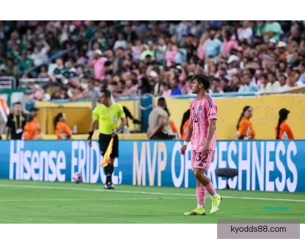 阿什拉夫坦言梅西加盟后球队战术改变自己踢球表现受影响